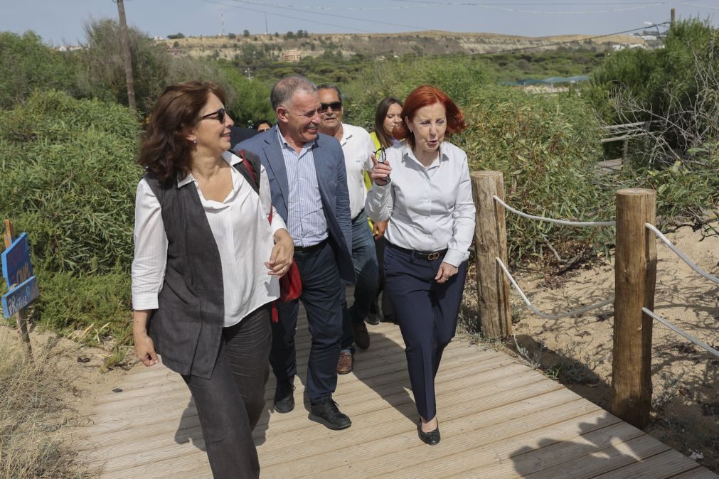 Ministra do Ambiente diz que recargas de areia são fundamentais nas praias da Caparica