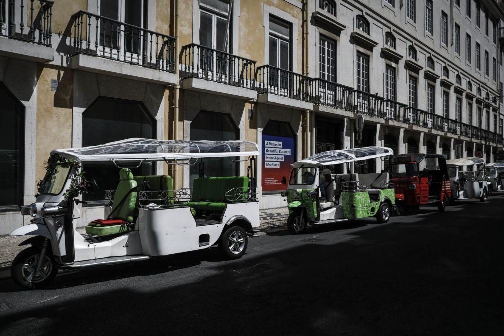 Câmara de Lisboa quer limitar estacionamento e licenças de 'tuk tuk'