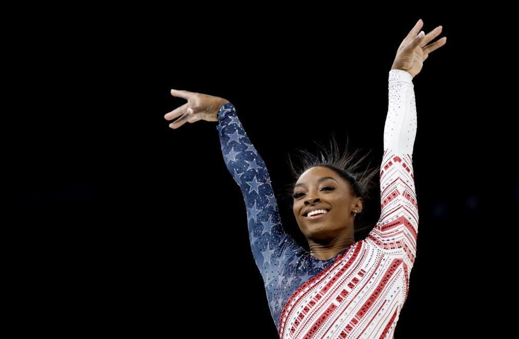 Biles tenta reescrever história olímpica no dia de estreia do atletismo