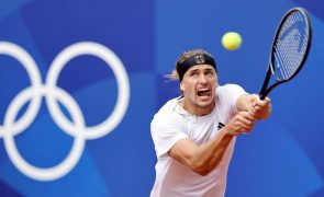 Paris2024: Campeão olímpico Zverev eliminado nos 'quartos', Alcaraz avança