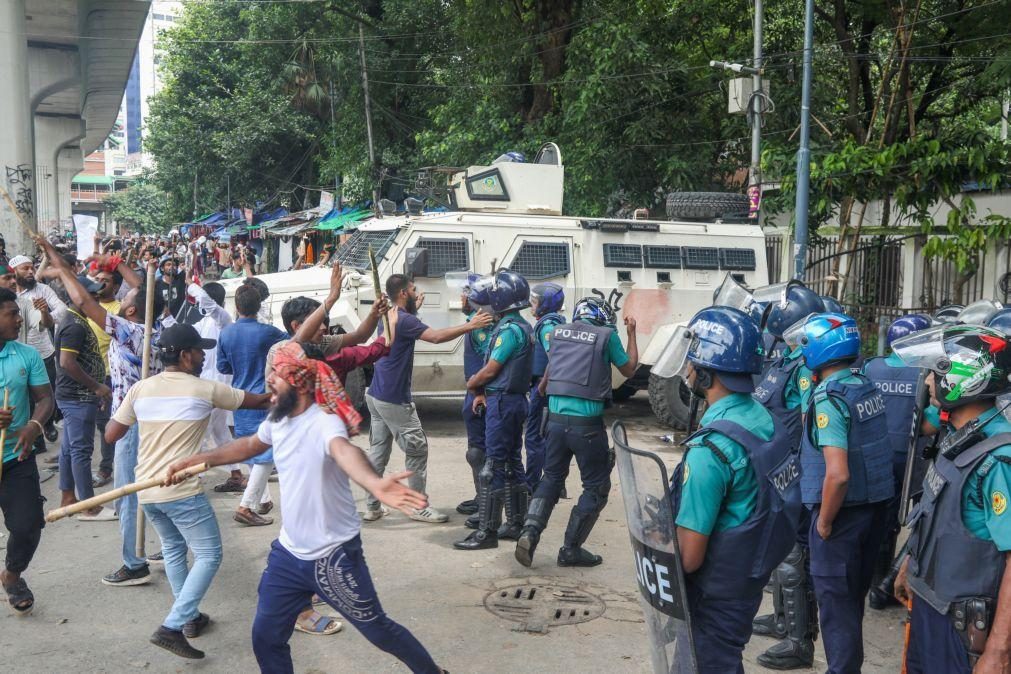 Morrem 50 pessoas nas manifestações no Bangladesh aumentando para cerca de 300 mortes