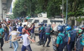 Protestos antigovernamentais no Bangladesh provocaram hoje uma centena de mortos