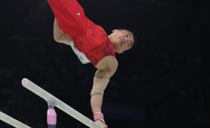 Ginasta chinês Zou Jingyuan revalida ouro nas paralelas em Paris2024