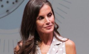 Letizia - Troca aliança por jóia especial que não é de Felipe: “O amor move tudo”