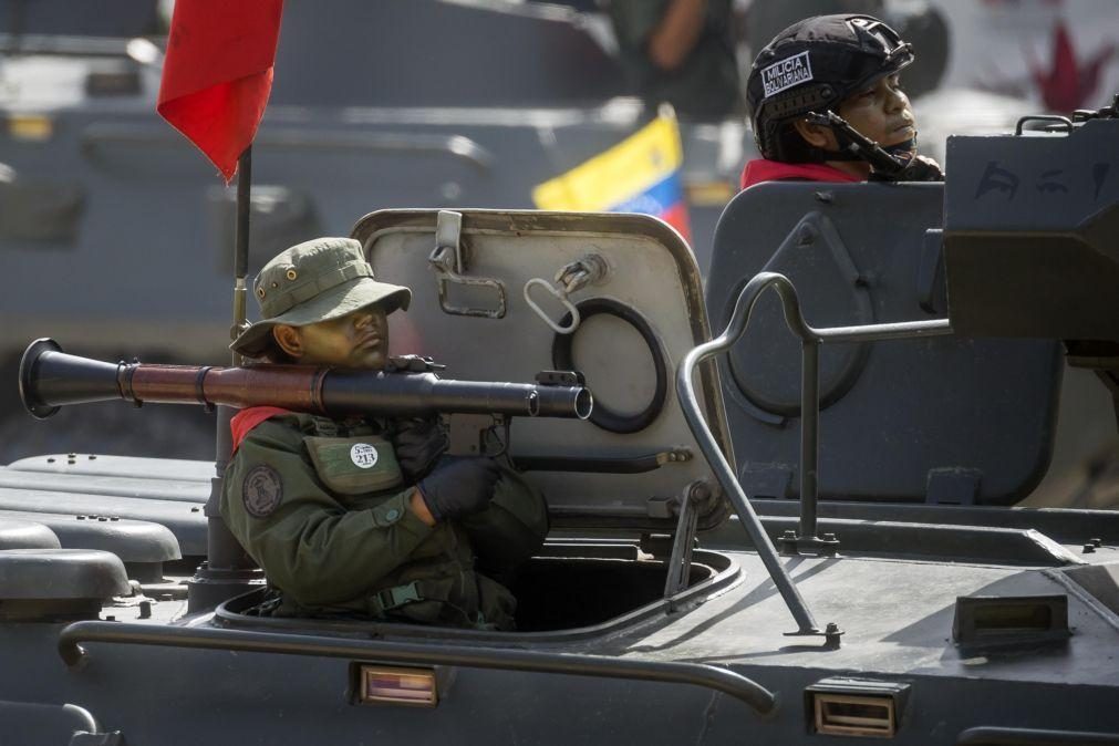 Forças Armadas da Venezuela recusam apelo da oposição e prometem lealdade a Maduro