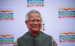 Presidente do Bangladesh nomeia Nobel da Paz Muhammad Yunus líder do Governo interino