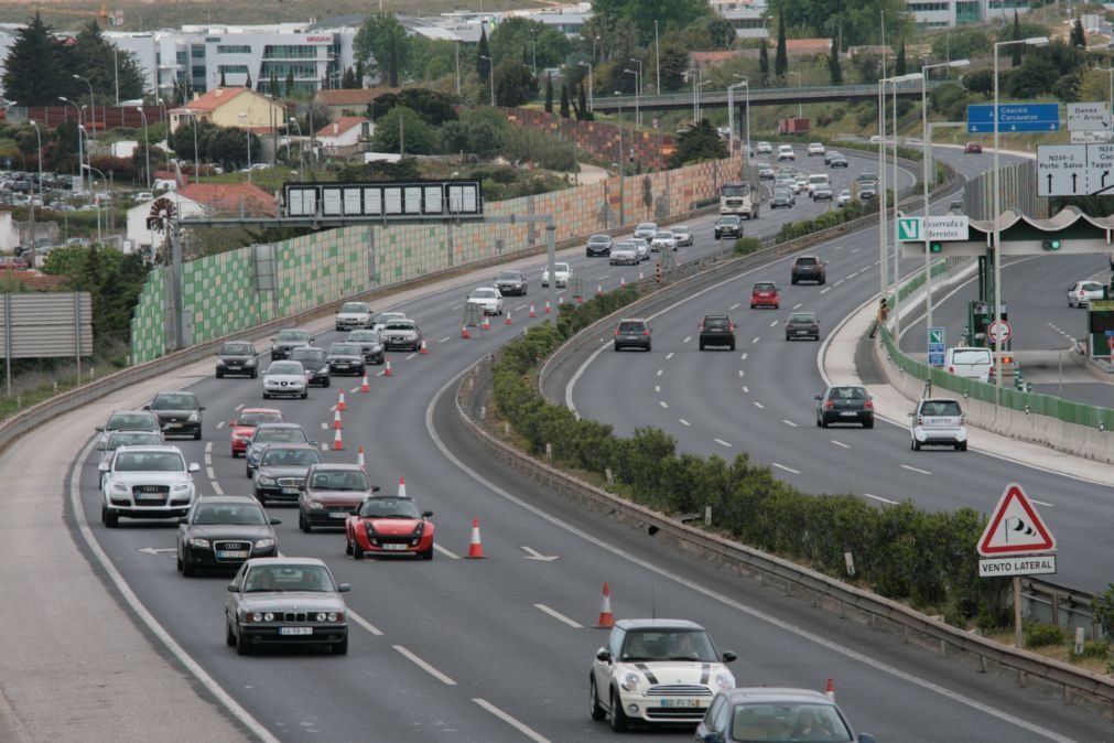 Um morto e três feridos em acidente que cortou A5 no sentido Lisboa-Cascais