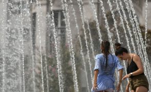 Avisos devido ao calor estendidos até às 18:00 de sábado