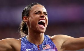 Sydney McLaughlin-Levrone 'coroa' ouro com recorde nos 400 barreiras