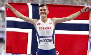 Jakob Ingebrigtsen vinga desaire nos 1.500 com triunfo nos 5.000 metros em Paris