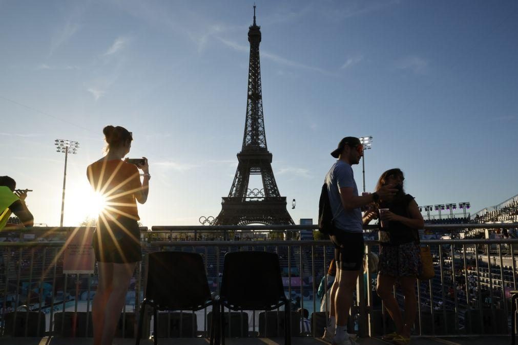 Polícia manda evacuar Torre Eiffel e detém homem que começou a escalar