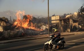 Prossegue terceiro dia de combate a enorme incêndio em torno de Atenas