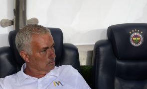 Fenerbahçe de Mourinho 'cai' para a Liga Europa após empate com Lille