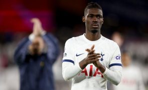 Bissouma suspenso pelo Tottenham após ter-se filmado a consumir 'droga do riso'