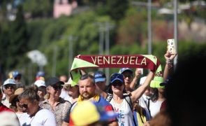 Cerca de 60 pessoas manifestam-se na Madeira para exigir saída de Maduro