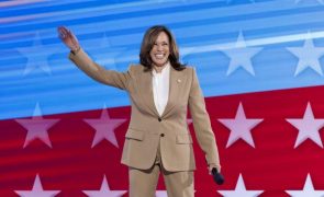 Kamala Harris homenageia Biden em primeira aparição na convenção democrata