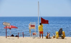 Bandeiras vermelhas nas praias de Quarteira e Vilamoura por possível contaminação com águas residuais