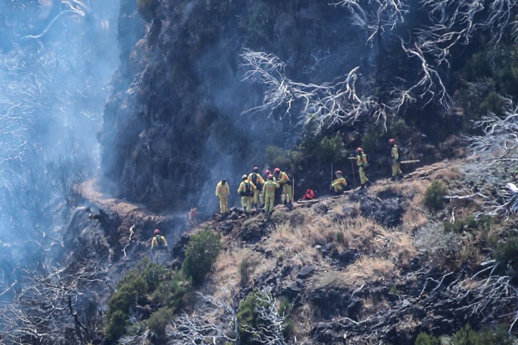 Fogo continua em 2 frentes para cordilheira central da Madeira