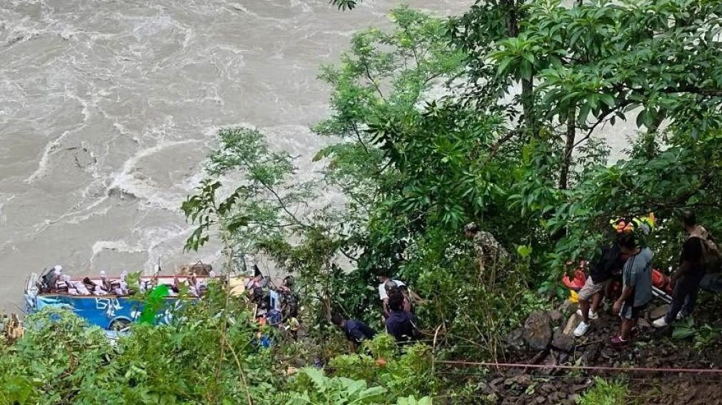 Pelo menos 27 mortos e 16 feridos em despiste de autocarro turístico no Nepal