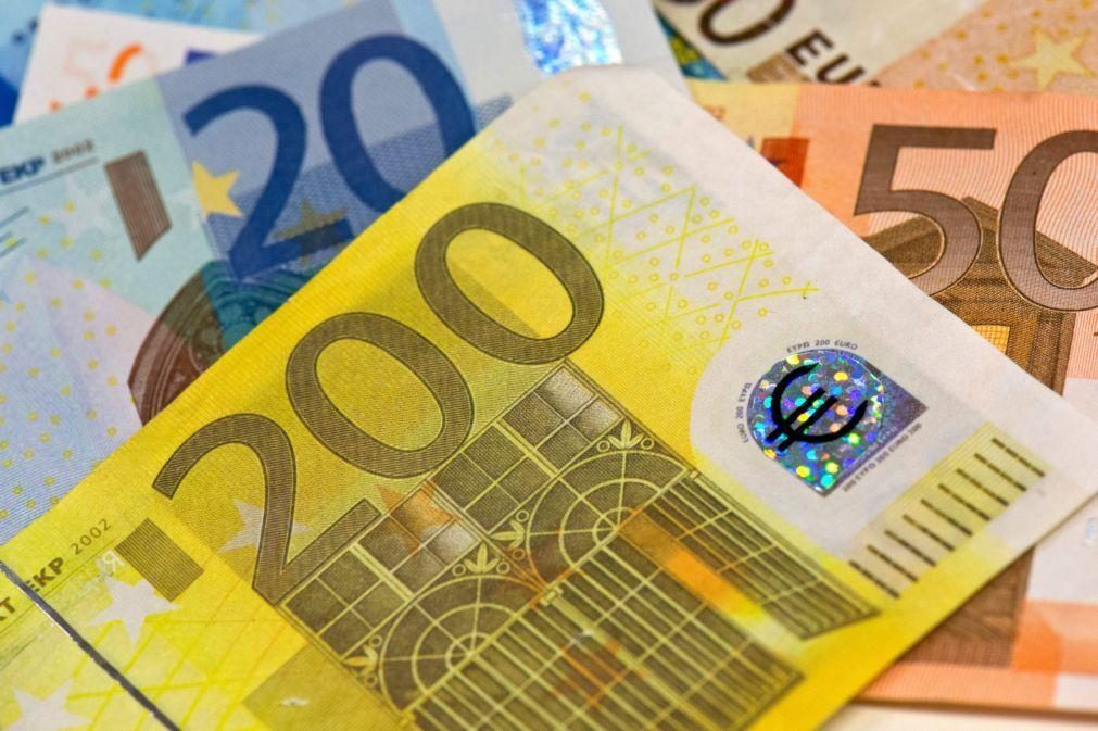 Euro volta a cair e afasta-se dos 1,12 dólares