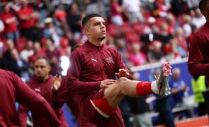 Avançado suíço Zeki Amdouni reforça Benfica por empréstimo do Burnley