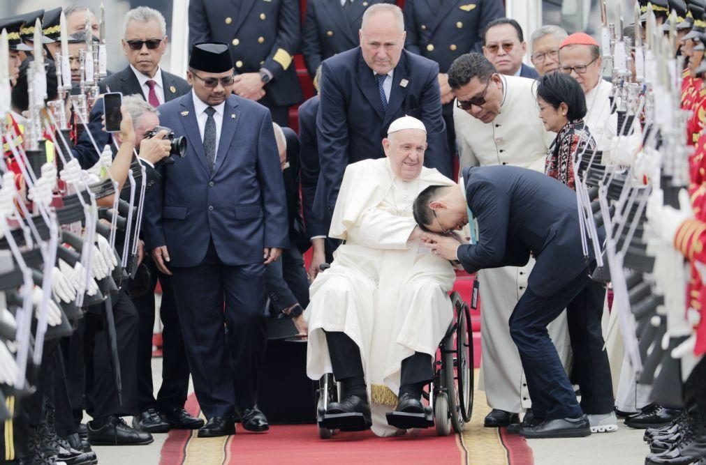 Papa Francisco chega à Indonésia, país com mais muçulmanos do mundo