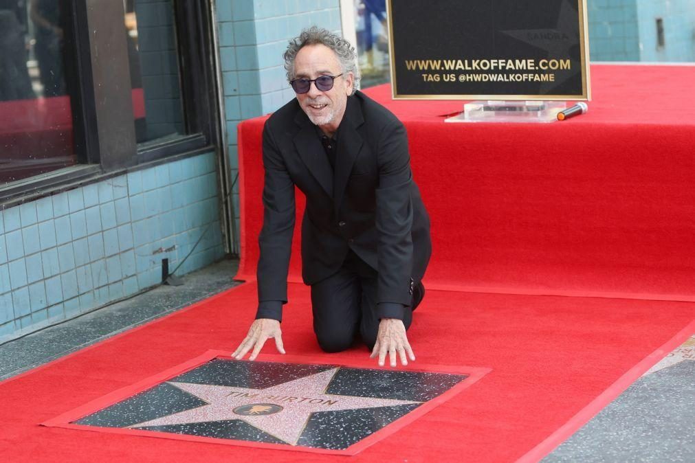 Tim Burton emocionado com estrela no passeio da fama em Hollywood junto a loja de Halloween