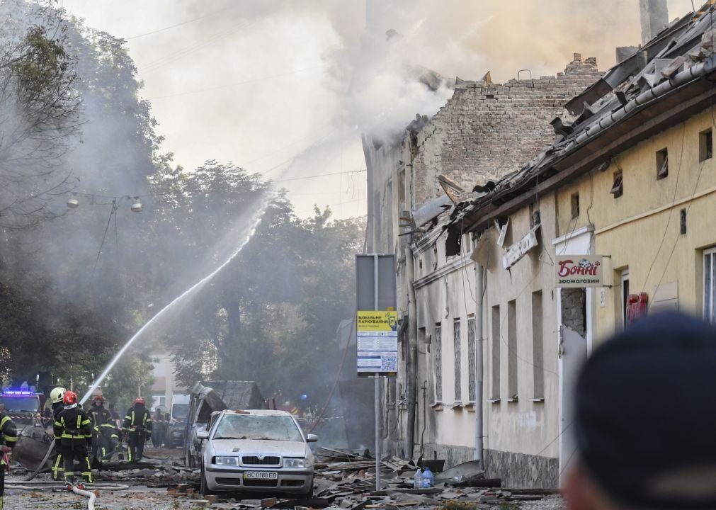 Pelo menos sete mortos, incluindo três crianças em ataque russo a Lviv