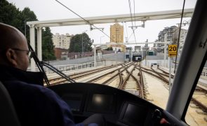 Metro do Porto ficará apenas com máquinas, validadores e mupis do metrobus