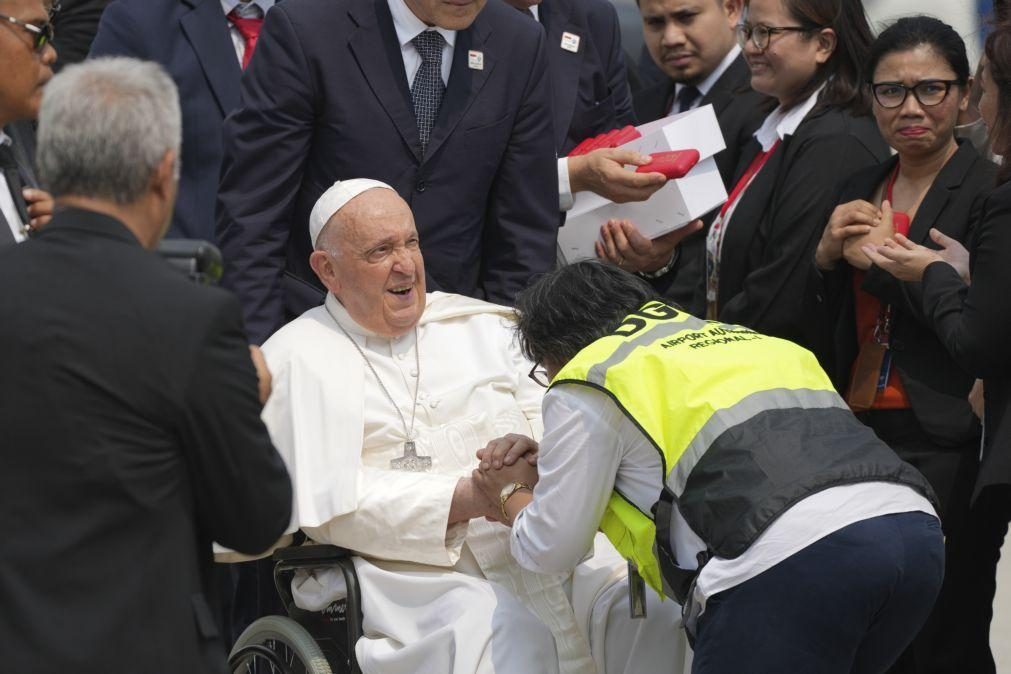 Papa deixa Indonésia rumo à Papua Nova Guiné