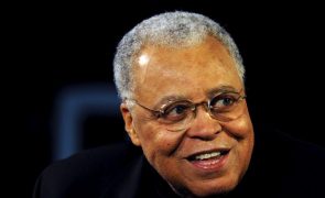 Morreu James Earl Jones, voz de Darth Vader e lenda do teatro norte-americano