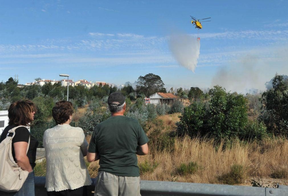 Onze meios aéreos e 335 operacionais combatem fogo no concelho do Seixal