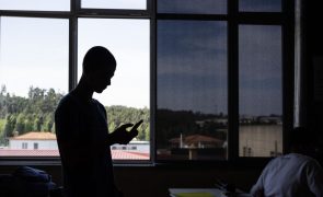 CDS-PP quer chamar especialistas à AR para debater uso de telemóvel nas escolas portuguesas