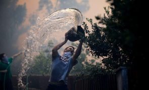 Cerca de 70 pessoas retiradas e alguns imóveis atingidos pelo fogo no Norte e Centro