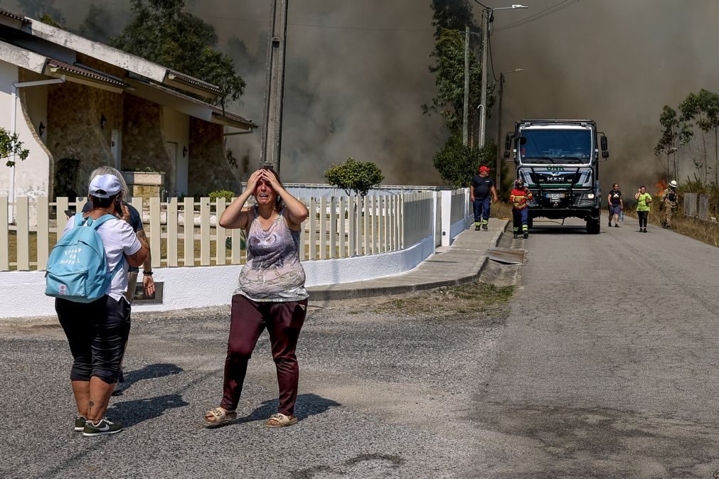 Fogo de Albergaria atingiu 20 casas e deixou vários desalojados