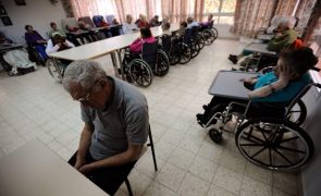 Quase 40% dos idosos com mais de 80 anos viviam sozinhos em 2021