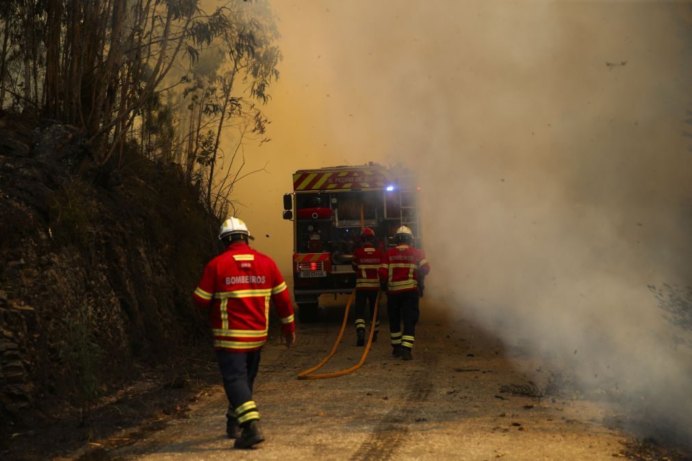 Incêndio continua a 