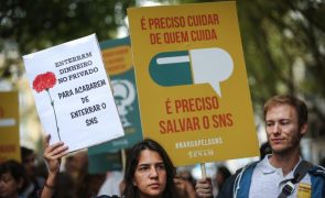 Médicos de todo o país protestam em frente ao Ministério da Saúde por melhores salários