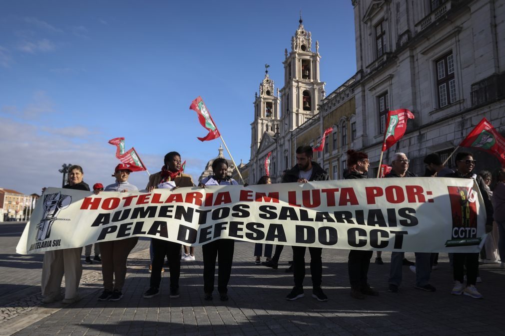 Dezenas de trabalhadores do turismo protestam em Mafra por melhores salários