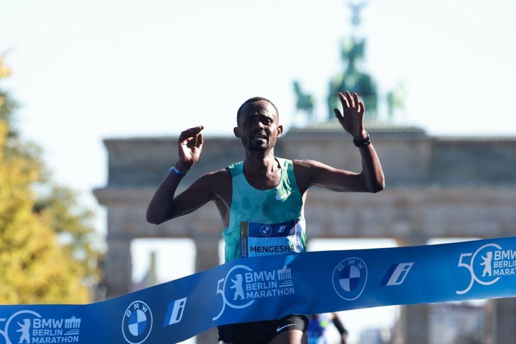 Etíopes Milkesa Mengesha e Tigist Ketema vencem 50.ª maratona de Berlim