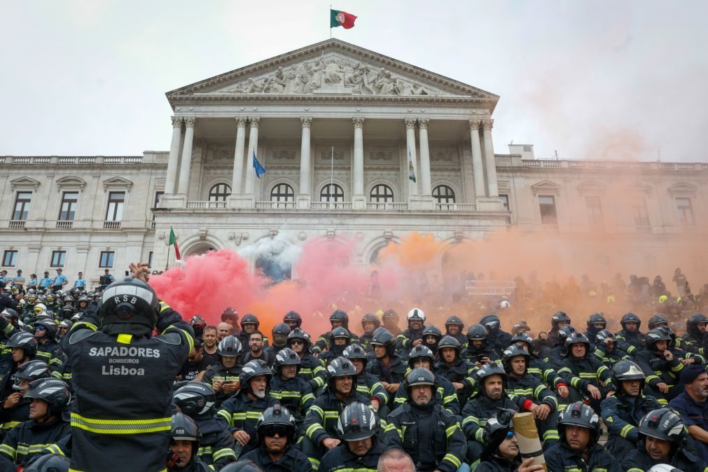 Sapadores Bombeiros protestam com petardos na escadaria da Assembleia da República