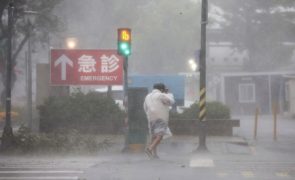 Incêndio em hospital faz pelo menos oito mortos enquanto tufão atinge Taiwan