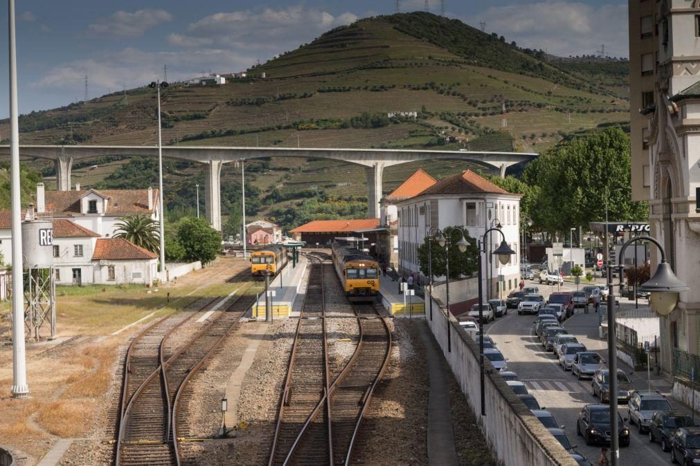 Linha do Douro suspensa entre Régua e Pocinho devido a descarrilamento