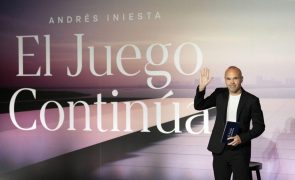 Futebolista Andrés Iniesta oficializa com emoção final de carreira aos 40 anos