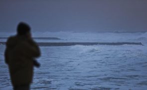 Proteção Civil de Almada proíbe acesso aos pontões da Costa da Caparica