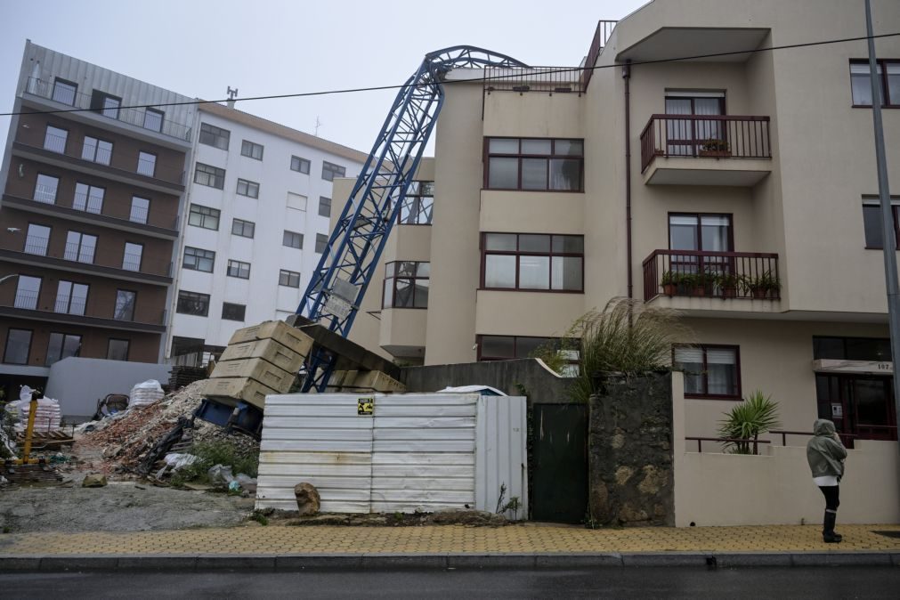 Queda de grua em Gaia desalojou quatro pessoas