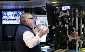 Wall Street segue em terreno misto à espera das atas da Reserva Federal