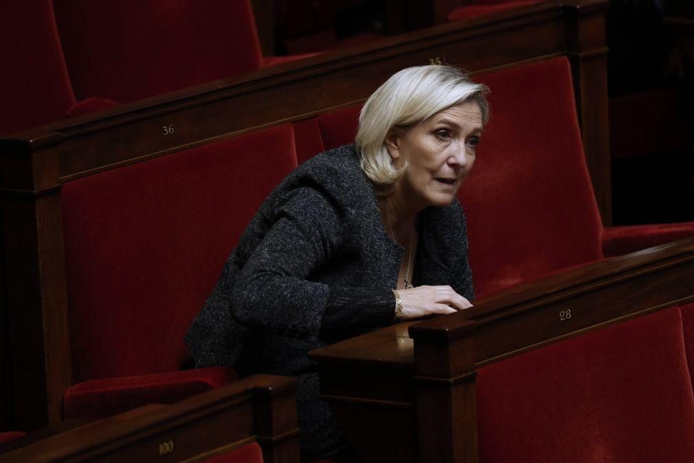 Marine Le Pen nega desvio de fundos do Parlamento Europeu perante tribunal francês