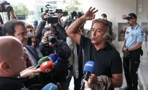 Lesado do BES confronta arguido Machado da Cruz à entrada do tribunal