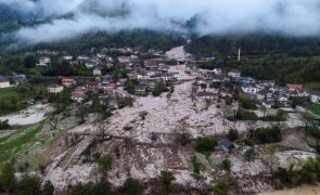 Moradores e ativistas no centro da Bósnia limpam lago após grandes inundações